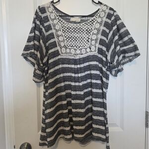 A'reve Striped Gray and White Women's Top Size 1x